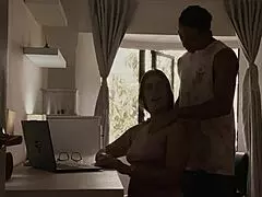 Modelo porno follada en la oficina de su casa por su compa�ero de apartamento mucho mas peque�o que ella