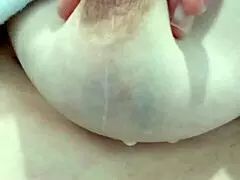 Milf Italiana Scarica La Tetta Dura E Piena Di Latte Caldo