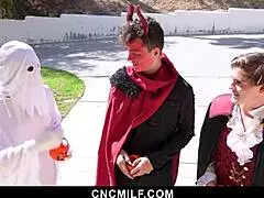 หนุ่มแต่งชุดผีใช้ฟรีลุคเย็ดมิลฟ์บ้านข้างๆ สร้างฉากเด็ด