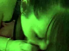 Malá 18+ mamina doíja veľký neobrezaný kokot na svoje tučné prsia