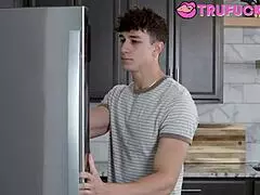 Η θετή αδερφή του Parker τον ρίχνει σε καυτό γαμήσι με Serena