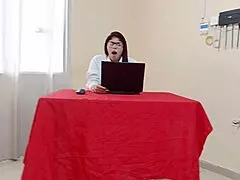 Löydän kauniin milfin pornosta ja pakotan imemään kyrpää ja panemaan