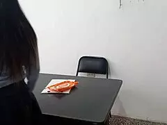me folle a la secretaria de mi padrastro en la oficina descubri que la secretaria de mi padrastro es una puta ella me seduce en el trabajo y luego tuvimos sexo en el escritorio y finalmente sexo de pie lento