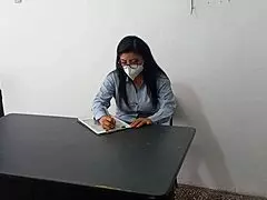 me folle a la secretaria de mi padrastro en la oficina descubri que la secretaria de mi padrastro es una puta ella me seduce en el trabajo y luego tuvimos sexo en el escritorio y finalmente sexo de pie lento