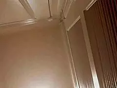 Ne vjerujem koliko se ova zrela pička nakvasi od prstohvata.