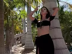 Milf belga Miluniel Louis hace striptease solo al aire libre para Playboy provocándome