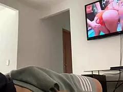 Trodde jag var ensam hemma men styvmamman spionerade på min runkning i vardagsrummet