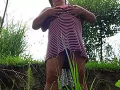 野外熟女がチンポをガッツリしゃぶりつくす