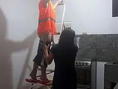 sexo con el alba�il me puse a obserbar al nuevo alba�il que realizaba el mantenimiento del techo luego lo vi que estaba muy atletico y musculoso lo seduje y le mame la polla luego me follo delicioso de pie