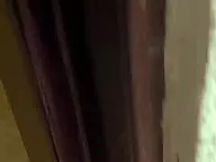 Sorprendo A Mi Madrastra Viendo Porno Sobre La Cama Y La Pongo A Chupar Verga Para Bajarle La Calentura?