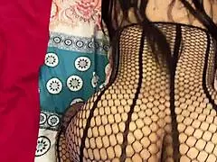 Sorprendo A Mi Madrastra Viendo Porno Sobre La Cama Y La Pongo A Chupar Verga Para Bajarle La Calentura?