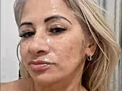 Meu amigo frouxo ficou com medo de não ter muita porra e ai chamou um macho para esporrar bastante na minha cara 😏