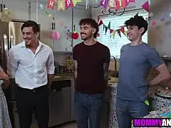 सौतेली माँ तीन स्टेपसन्स से गांड मरवा रही