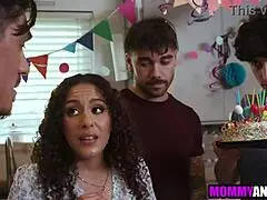 सौतेली माँ तीन स्टेपसन्स से गांड मरवा रही