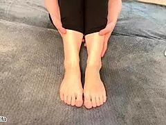 Hey, this sexy arab stepmom is showing her feet to the boss and masturbating 😏