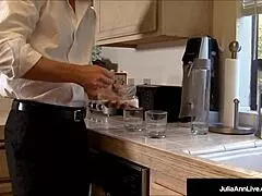 変態チンポがジュリア・アンとジェシカ・ジェイムズをガレージで縛り犯す