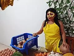 Latina MILF har intens ståknull med selgeren