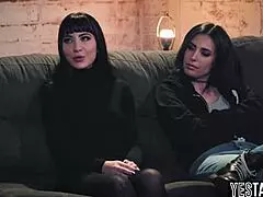 Миниатюрная бандитка-милфа в анальном тройничке с жирным хуем офицера