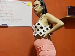 אמא חורגת חרמנית מוצצת את הזין הענק שלי עכשיו