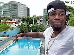 Дебеладжията Кадъл Колл подскача с дупето на чука на Рим Мейджърс