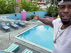 Дебеладжията Кадъл Колл подскача с дупето на чука на Рим Мейджърс