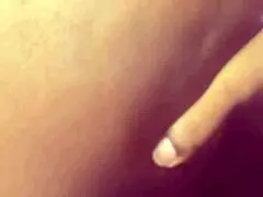 أداعب نفسي لحد ما أنزل