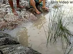 जंगल में नदी किनारे सौतेली माँ के साथ मजेदार चुदाई