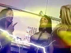 Една блонд милф и две брюнетки подскачат на трамплин в луд групов секс