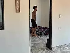 hermanastro que haces con mis calzones mi pequeña hermanastra me descubre jalandomela con sus calzones y se antoja de una dura follada