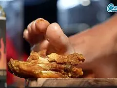 Minik 18+ MILF am dudaklarıma acı sos döküp BBC challenge yaptım