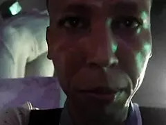 أقفل نفسي مع دي المرة السمراء وأعطيها فلوس