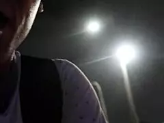 Me encierro con esta morena que le ofrezco dinero