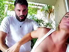 Pam Blonde Aux Gros Seins Se Fait Tartiner Comme Elle Voulait