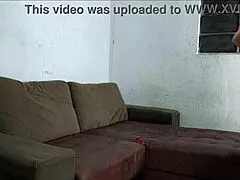 Чукам мащехата на дивана тя сквиртна