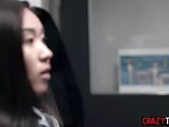 אסייתית קטנטונת 18+ מקבלת ביקורת ביצועים מהבוסית לסבית שובבה