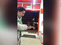 Ho convinto una matura in negozio a saldare debiti scopandola piano in motel, troia arrapata