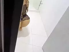 madrastra culona seduce a su hijastro para clavarle la verga al coño en cuatro patas