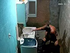 Camera Escondida - Vizinha Se Masturba No Quintal De Casa E Seu Vizinho A Observa Pela Câmera Escondida