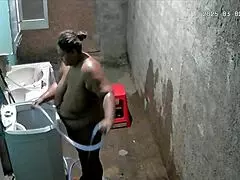 Camera Escondida - Vizinha Se Masturba No Quintal De Casa E Seu Vizinho A Observa Pela Câmera Escondida