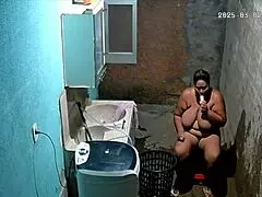 Camera Escondida - Vizinha Se Masturba No Quintal De Casa E Seu Vizinho A Observa Pela Câmera Escondida