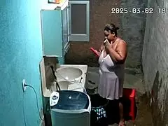 Camera Escondida - Vizinha Se Masturba No Quintal De Casa E Seu Vizinho A Observa Pela Câmera Escondida
