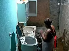 Camera Escondida - Vizinha Se Masturba No Quintal De Casa E Seu Vizinho A Observa Pela Câmera Escondida