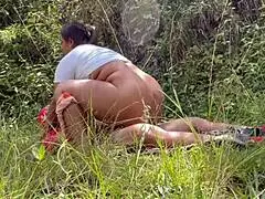 Colombiana De Gran Culo Termina Culiando Con Desconocido En El Monte Porno En Español