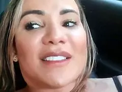 Safada with big clit waits for me to fuck her in the car