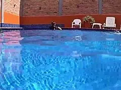 latina milf culona recibe la dura verga de un desconocido en la piscina publica