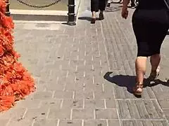 venezuelan milf shakes her huge juicy ass seductively