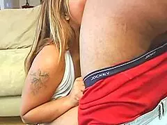 regarde cette maman asiatique sexy avaler cette grosse bite en gorge profonde