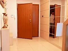 Madrastra cachonda espera desnuda en cama al marido pero hijastro la monta