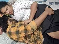 Látni akarod ahogy ez az aranyos barna barátnő csámpázza a szörnyfaszt?