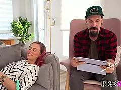 타투 밀프가 좁은 보지에 괴물 자지 깊숙이 박힘!